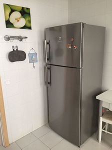 Vista nevera, mesa desplegable y despensa