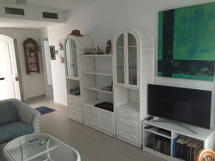 Salon hacia la puerta de salida y dormitorios