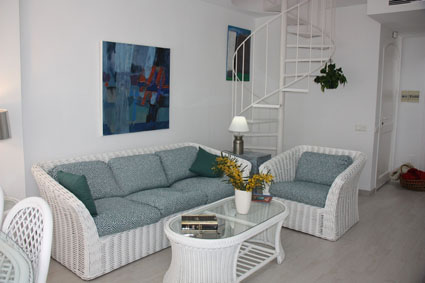 Salon y escalera de caracol